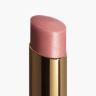 CHANEL Rouge Coco Baume Der Getönte Und Feuchtigkeitsspendende Balsam, Dessen Farbintensität Sich Ganz Individuell Anpassen Lässt, Sorgt Tag Für Tag Für Wunderschöne Lippen