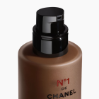 CHANEL N°1 De Chanel Revitalisierende Foundation Verleiht Leuchtkraft - Spendet Feuchtigkeit - Schützt